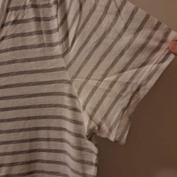 OLD NAVY WOMEN'S TSHIRT - Picture 3 of 3